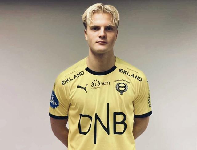 他在肋部回 他在肋部回